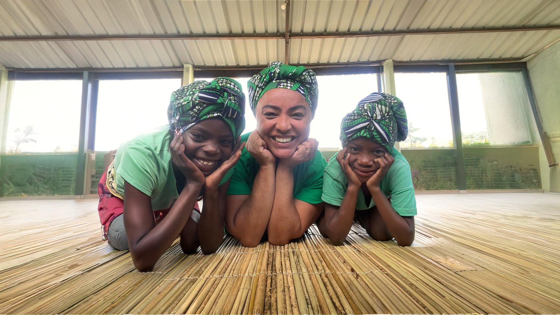 Criança sendo ajudada